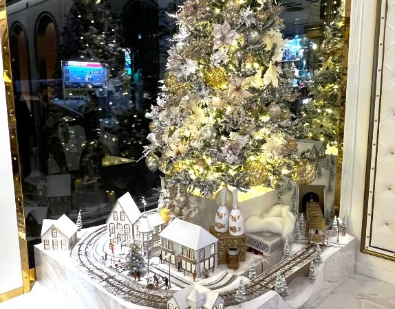 東京・銀座の高級シャンパン店にクリスマスジオラマを納品しました（2022年10月31日）