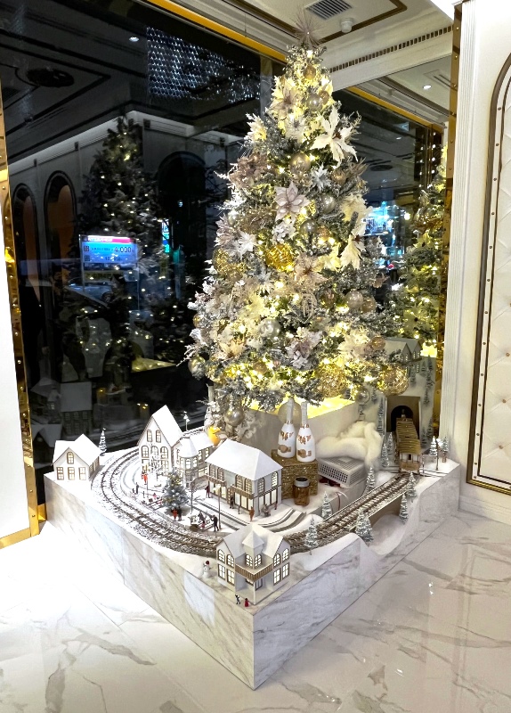 東京・銀座の高級シャンパン店にクリスマスジオラマを納品しました（2022年10月31日）
